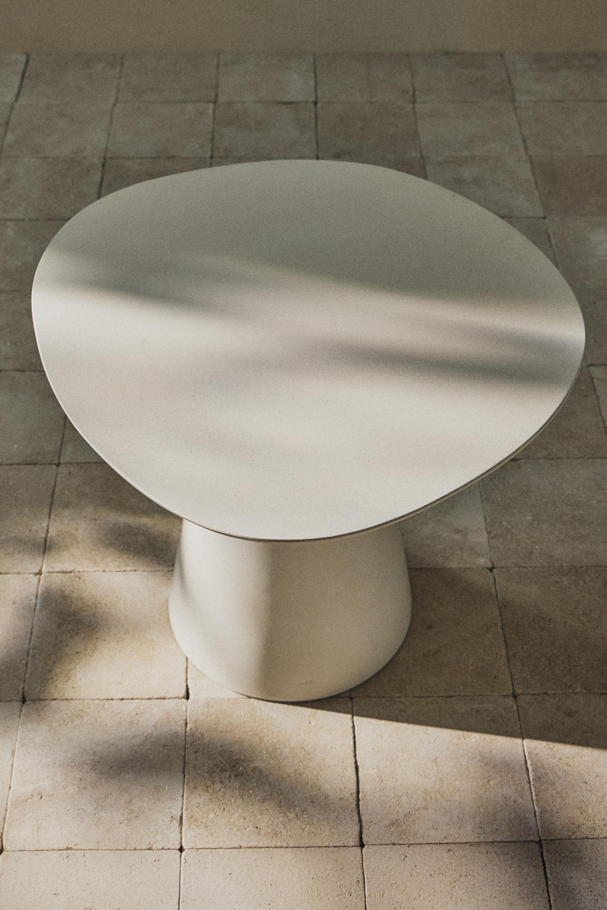 COFFEE TABLE WITH A CONICAL BASE
